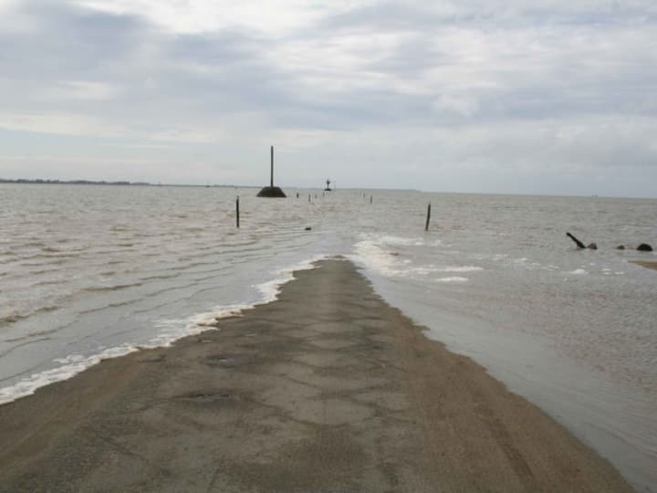Passage du Gois road of france is visible only for 2 hours a day the rest of the time remains under water दुनिया की ऐसी सड़क जो दिन में सिर्फ 2 घंटे के लिए ही आती है नजर, बाकी समय रहती है गायब!