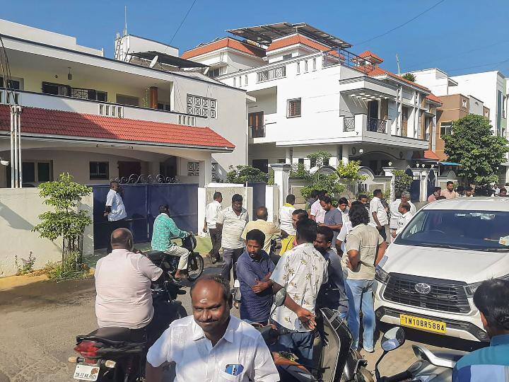 IT raids houses of minister Senthil Balaji brother and relatives DMK workers clash with officials Tamil Nadu: तमिलनाडु सरकार में बिजली मंत्री के 40 ठिकानों पर IT का छापा, DMK कार्यकर्ताओं की अधिकारियों संग झड़प