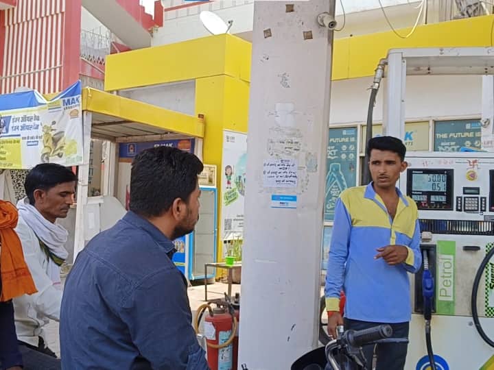 2000 Note Exchange notice on petrol pump went viral on social media in Chitrakoot ANN 2000 Note Exchange: चित्रकूट में पेट्रोल पंप मालिक का अजीब फरमान, दो हजार का नोट स्वीकार करने के लिए रख दी ये शर्त