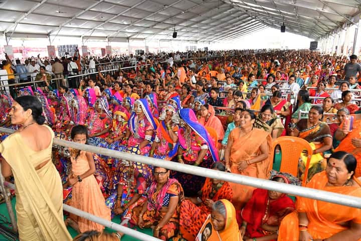 विशेष म्हणजे या ठिकाणी महिलांची उपस्थिती देखील लक्षणीय होती. तर काही महिला वेगवेगळ्या वेशभूषा करून याठिकाणी आल्या होत्या.