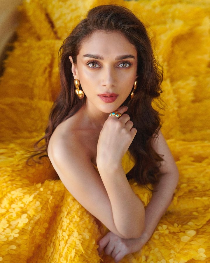 Aditi Rao Hydari at Cannes 2023: કાન્સની રેડ કાર્પેટ પરથી અદિતિ રાવ હૈદરીનાં વખાણ બધે જ સંભળાઈ રહ્યાં છે. આ વખતે અદિતિએ કાન્સમાં પોતાના શ્રેષ્ઠ દેખાવથી ચાહકોનું દિલ જીતી લીધું છે.