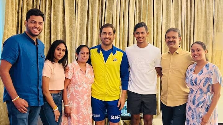 IPL 2023: Matheesha Pathirana's family meets Mahendra Singh Dhoni IPL 2023: 'মালিকে নিয়ে এবার আমরা নিশ্চিন্ত', ধোনির সঙ্গে সাক্ষাতের পর উচ্ছ্বসিত পাথিরানা পরিবার