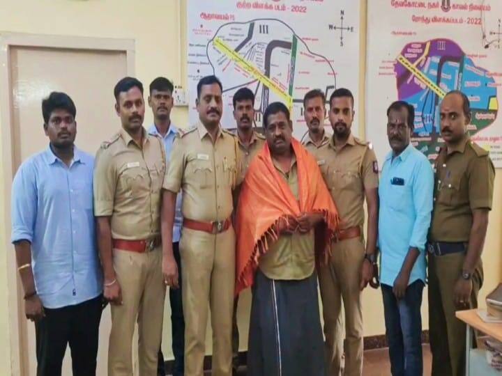 Sivagangai auto driver  took the money from the bag lying on the road in Devakottai has been handed over to the police TNN Sivagangai: வழியில் கிடந்த பணப்பையை போலீஸிடம் ஒப்படைத்த ஆட்டோ டிரைவர் - தேவகோட்டையில் நெகிழ்ச்சி