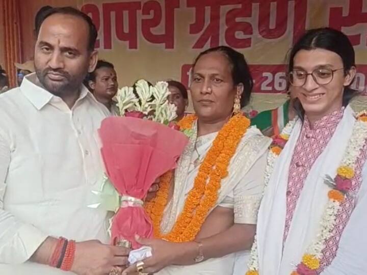 UP Politics: पंडित दीनदयाल नगर पालिका अध्यक्ष सोनू किन्नर ने ली शपथ, इन समस्याओं के समाधान का जनता से किया वादा Sonu Kinnar took oath as President of Pandit Deendayal Nagar Municipality, promised to solve these problems ANN UP Politics: पंडित दीनदयाल नगर पालिका अध्यक्ष सोनू किन्नर ने ली शपथ, इन समस्याओं के समाधान का जनता से किया वादा