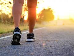 Reverse Walking: फिट रहने के लिए सिर्फ जॉगिंग नहीं...'रिवर्स वॉकिंग' भी करें, जानिए ये हेल्थ के लिए क्यों इतनी जरूरी?