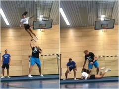 चीयरलीडर को हवा में उछालने के बाद गड़बड़ कर बैठा शख्स, मुंह के बल जमीन पर गिरी लड़की