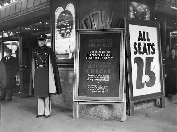 બીજી તરફ, જો જીડીપીના વિકાસ દરમાં સતત ઘટાડો થતો રહે તો તેને આર્થિક મંદી કહેવામાં આવે છે. આનો અર્થ એ છે કે મંદીમાં જીડીપીનું કદ ઘટે છે, જ્યારે જીડીપીના વિકાસનો દર મંદીમાં ઘટે છે.