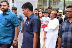 IPL में Mumbai Indians के क्वालिफायर से पहले सिद्धिविनायक पहुंचे Akash Ambani और Mukesh Ambani, बहू श्लोका मेहता भी थीं मौजूद, देखें तस्वीरें