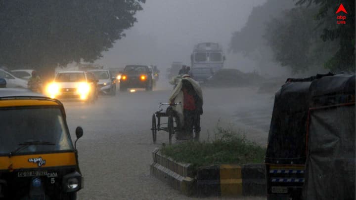 কলকাতা, উত্তর ২৪ পরগনা, হাওড়া, হুগলির উপর দিয়ে বইতে পারে ঝড়। সঙ্গে বজ্রবিদ্যুৎ সহ বৃষ্টির পূর্বাভাস দিয়েছিল হাওয়া অফিস। পূর্বাভাস মিলিয়ে ইতিমধ্য়েই কলকাতায় ঝড়-বৃষ্টি শুরু।