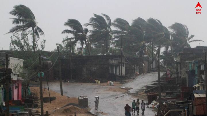 কলকাতা সহ দক্ষিণবঙ্গে আজ ও কাল বজ্রবিদ্যুৎ সহ ঝড় বৃষ্টির সম্ভাবনা রয়েছে।  দমকা ঝড়ো হাওয়া বইতে পারে।