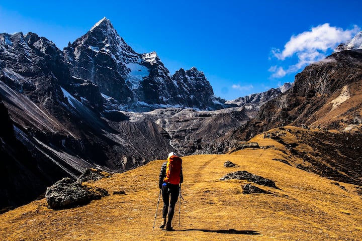 लिस्ट में एक और पड़ोसी देश का नाम शामिल है. नेपाल में दुनिया की सबसे ऊंची चोटियां मौजूद है. यहां 1 भारतीय रुपये की वैल्यू 1.60 नेपाली रुपये के बराबर है. सबसे खास बात तो यह है कि यहां जाने के लिए आपको पासपोर्ट की भी जरुरत नहीं है.