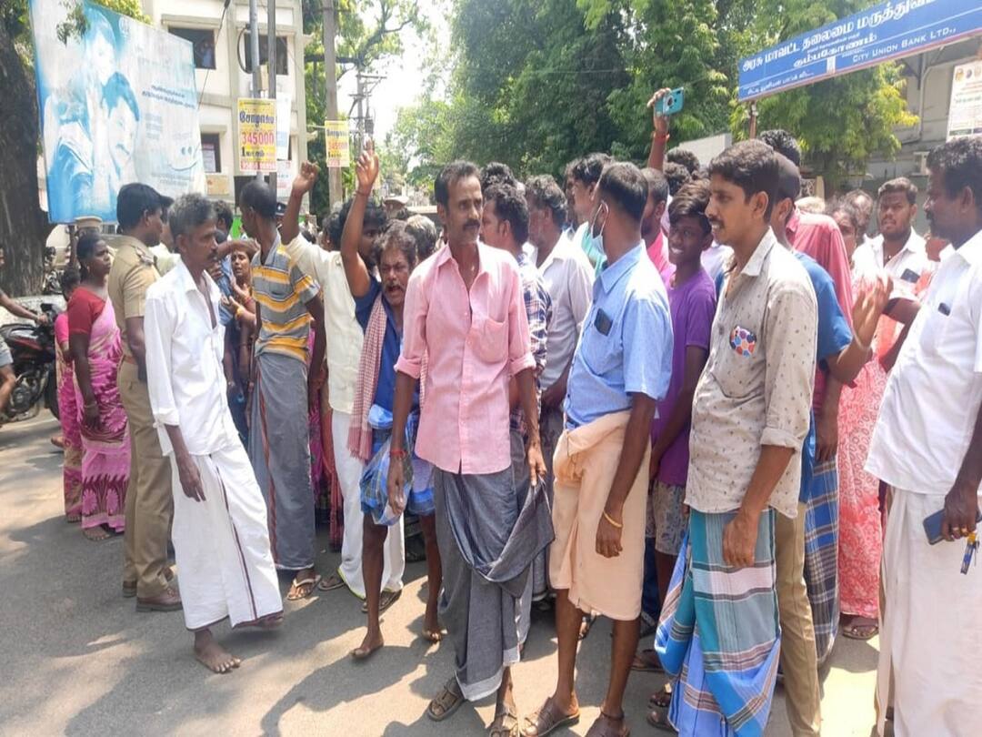 Crime: கள்ளச்சாராயம் குறித்து துப்புக் கொடுத்த கொத்தனார் வெட்டிக் கொலை - தஞ்சையில் பயங்கரம் Thanjavur crime news Bricklayer hacked to death after tipping off liquor Relatives block road after refusing to buy body TNN Crime: கள்ளச்சாராயம் குறித்து துப்புக் கொடுத்த கொத்தனார் வெட்டிக் கொலை - தஞ்சையில் பயங்கரம்