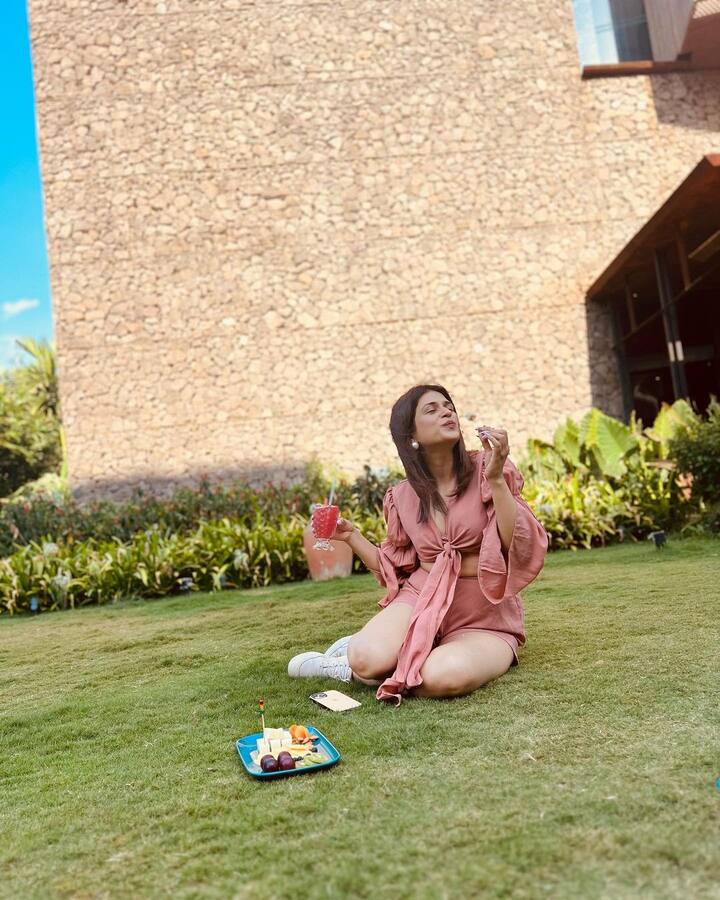 ఫుడ్ ఎంజాయ్ చేస్తున్న శ్రద్ధా. Image Credit: Shraddha Das/ Instagram