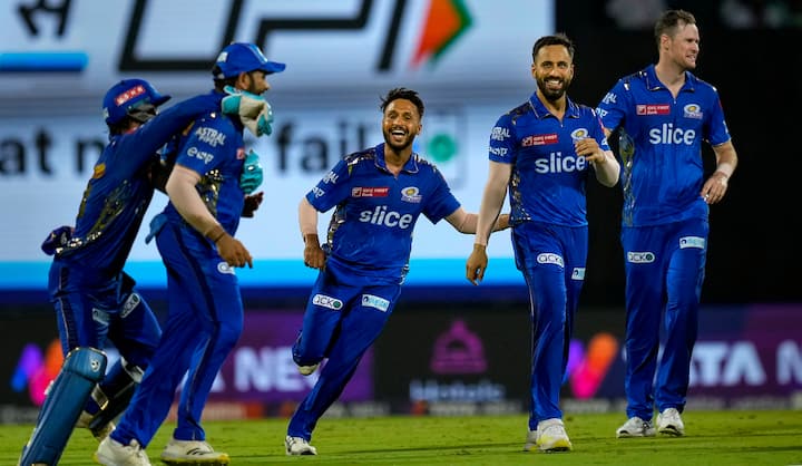 गोलंदाजीत गुजरात टायटन्सचा वेगवान गोलंदाज मोहम्मद शमी वरचढ आहे. शमीने या मैदानावर सर्वाधिक 18 विकेट घेतल्या आहेत.