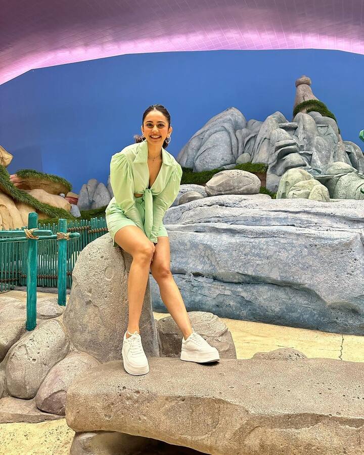 Additionally, she paired her outfit with white sneakers.(Image Source: Instagram/Rakul Preet Singh)