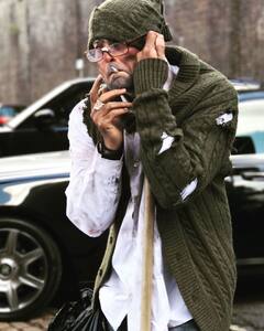 सिगरेट का कश मारता ये बूढ़ा आदमी है बॉलीवुड का हैंडसम एक्टर! शर्त लगा लीजिए नहीं पहचान पाएंगे आप