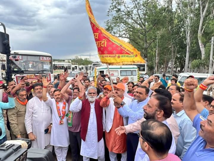 jammu kashmir thousands kashmiri pandit leaves for kheer mata temple in srinagar ann Mata Kheer Bhawani: कश्मीर से आया अमन-चैन का बड़ा सबूत, खीर भवानी मेले के लिए हजारों कश्मीरी पंडित श्रीनगर रवाना