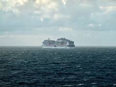 समुद्र में तो कोई ट्रैफिक भी नहीं होता है, फिर पानी के जहाज की स्पीड इतनी कम क्यों होती है?