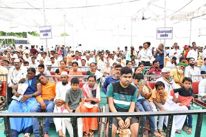 तसेच 'शासन आपल्या दारी' योजनेतील हजारो लाभार्थी देखील या ठिकाणी हजर असल्याचे दिसून आले.