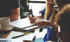 Office Romance: অফিসে সহকর্মী কি বিশেষ নজরে দেখতে শুরু করেছেন আপনাকে? বুঝুন এই লক্ষণগুলি দেখে