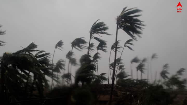 ৮০ কিমি বেগে ধেয়ে আসছে ঝড়। ঘণ্টায় ৭০ থেকে ৮০ কিমি বেগে ঝড়ের সতর্কতা।