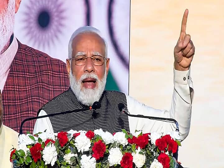 9 Years Of Modi Government: साल 2014 में सत्ता में आने बाद से पीएम मोदी ने आम जनता के हक में कई फैसले लिए हैं और कई तरह की योजनाओं की शुरुआत की. आज हम आपको पीएम मोदी के 9 सबसे पॉपुलर स्कीम्स के बारे में बता रहे हैं-