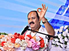 फिर चर्चा में आए कथावाचक पंडित प्रदीप मिश्रा, जानें- सीहोर जिले में भक्तों ने ऐसा क्या कर दिया?