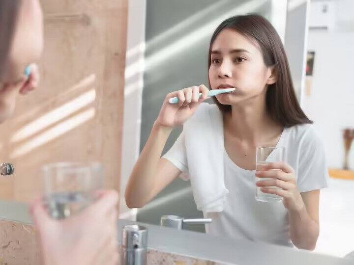 Instead of toothpaste you can also clean your teeth with aloe vera gel