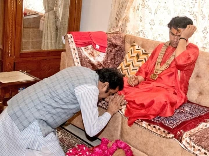 BJP MP Rakesh Singh bowed down in front of Bageshwar Dham Pandit Dhirendra Krishna Shastri ANN Bageshwar Dham: पंडित धीरेंद्र कृष्ण शास्त्री के सामने नतमस्तक हुए बीजेपी सांसद राकेश सिंह, तस्वीरें वायरल