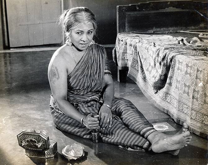 சிறந்த துணை நடிகைகாக தேசிய விருதும்,வாழ்நாள் சாதனையாளர் விருதையும் ஃப்லிம்பேர் விருதுகள் இவருக்கு வழங்கியது
