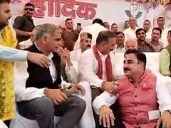 कांगड़ा में कांग्रेस नेता को मंच पर नहीं मिली जगह, CM सुक्खू के पैरों के पास जाकर बैठे