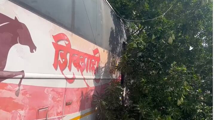 अपघातात बसचं मोठं नुकसान झालं आहे. मात्र वाहक चालकापासून प्रवासी सुखरुप आहेत.