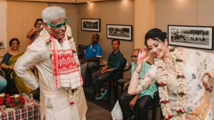 বিয়ের এই অনুষ্ঠানে পরিবার এবং কাছের বন্ধুরা উপস্থিত ছিলেন।