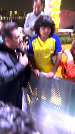 సల్మాన్ ఖాన్ తో ఫోటో కోసం కన్నీళ్లు