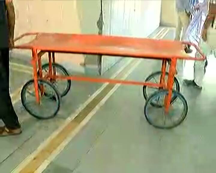 The stretcher was painted saffron in Rajkot Civil Hospital Rajkot: સિવિલ હોસ્પિટલમાં ભગવાકરણ, સ્ટ્રેચરને એકાએક કેસરી કલર કરવામાં આવતા રાજકારણ ગરમાયું