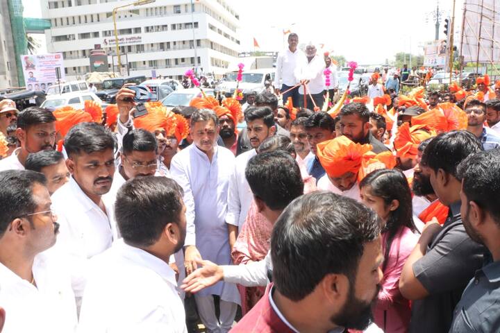 ढोल ताशांच्या गजरात,मर्दानी खेळ आणि फटाक्यांच्या आतिषबाजीत स्वराज्य पक्षाची भव्य शोभायात्रा काढण्यात आली.