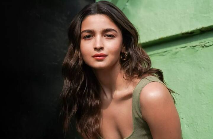 आलिया भट्ट – बॉलीवुड की खूबसूरत एक्ट्रेस आलिया भट्ट की बात करें तो उन्हें घर में 'आलू-कचालू' कहा जाता है.