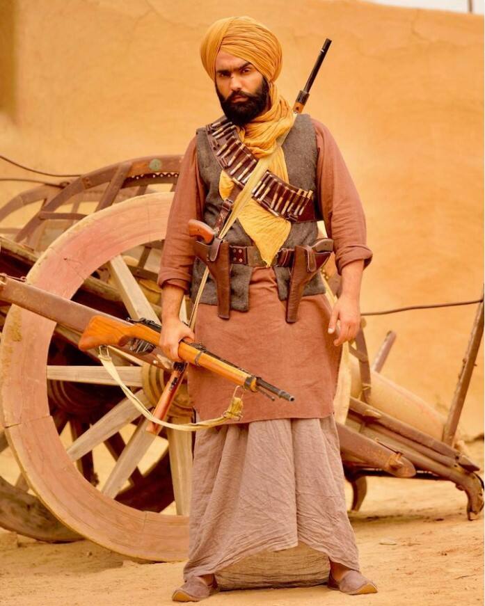 ਕਾਬਿਲੇਗ਼ੌਰ ਹੈ ਕਿ ਮੌੜ ਇਸ ਸਾਲ ਦੀ ਸਭ ਤੋਂ ਵੱਧ ਉਡੀਕੀਆਂ ਜਾਣ ਵਾਲੀਆਂ ਫਿਲਮਾਂ 'ਚੋਂ ਇਕ ਹੈ। ਇਸ ਦੀ ਇੱਕ ਵਜ੍ਹਾ ਇਹ ਵੀ ਹੈ ਕਿ ਇਸ 'ਚ ਪਹਿਲੀ ਵਾਰ ਦੇਵ ਖਰੌੜ ਤੇ ਐਮੀ ਵਿਰਕ ਦੀ ਜੋੜੀ ਇਕੱਠੇ ਧਮਾਕਾ ਕਰਦੇ ਹੋਏ ਦਿਖਾਈ ਦੇਣਗੇ।