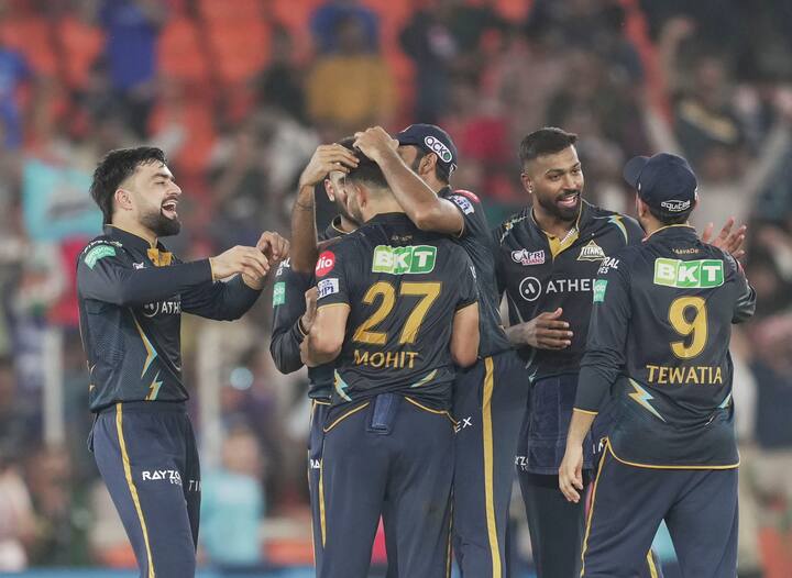 234 धावांच्या आव्हानाचा पाठलाग करताना मुंबईची सुरुवात निराशाजनक झाली. रोहित शर्मा आणि नेहाल वढेरा इम्पॅक्ट पाडण्यात अपयशी ठरले.  नेहाल वढेरा इम्पॅक्ट प्लेअर म्हणून मैदानात उतरला होता. पण फक्त चार धावांवर शमीने त्याला तंबूत धाडले. कर्णधार रोहत शर्माही मोठी खेळी करण्यात फेल गेला. रोहित शर्मा आठ धावांवर तंबूत परतला. मोहम्मद शमी याने मुंबईच्या सलामी जोडीला तंबूत धाडले.