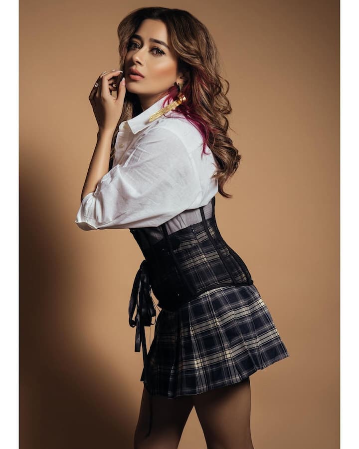 टीना दत्ता ने हाल ही में फोटोशूट कराया है. इन तस्वीरों में एक्ट्रेस व्हाइट शर्ट और चेक ब्लैक एंड व्हाइट मिनी स्कर्ट पहने नजर आ रही हैं