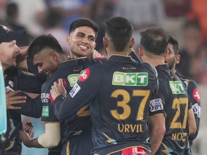 गुजरात टाइटंस की टीम क्वालीफायर-2 में मुंबई इंडियंस को हराकर फाइनल में पहुंची है. हार्दिक पांड्या की टीम को क्वालीफायर-1 में चेन्नई सुपर किंग्स ने हराया था. (Credit - PTI)