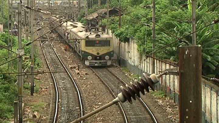 আজ ও কাল হাওড়া-তারকেশ্বর শাখায় বহু লোকাল বাতিল করা হয়েছে। ফলে যাত্রী ভোগান্তির আশঙ্কা।