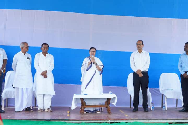 জেলায় জেলায় যখন লাগাতার অস্ত্র, বোমা উদ্ধার হচ্ছে, ঠিক তখন এগরার খাদিকুলে অবৈধ বাজি কারখানায় ভয়ঙ্কর বিস্ফোরণকাণ্ডে প্রশাসনের ভূমিকা নিয়ে চলছে রাজনৈতিক সংঘাত। বিরোধীরাও পাল্টা প্রশ্ন তুলছে, এই ঘটনাকে রাজনীতির সংস্পর্শ থেকে দূরে রাখাই যদি উদ্দেশ্য হয়, তাহলে কেন এগরা বিস্ফোরণকাণ্ডের পরে বিজেপিকে জড়িয়ে সুর চড়িয়েছিলেন মুখ্যমন্ত্রী?