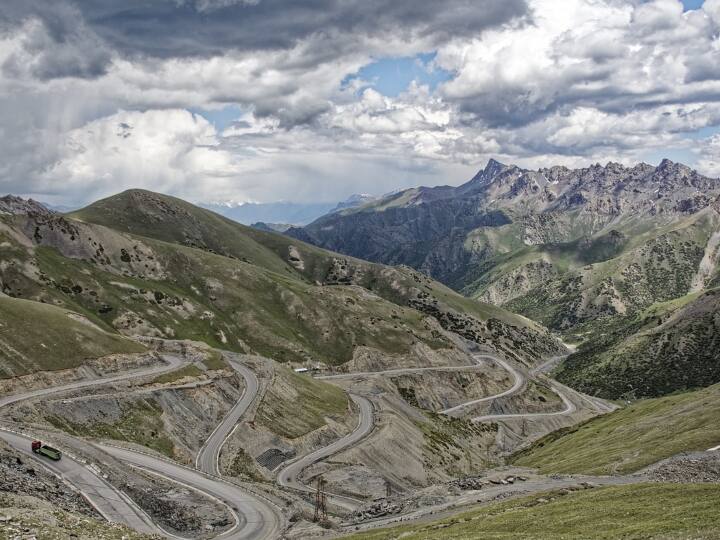 Deadly Road Of India: आज हम आपको एक ऐसी सड़क के बारे में बताने जा रहे हैं, जो बेहद खूबसूरत जगह पर है. लेकिन यह जितनी खूबसूरत है, उतना ही मुश्किल है यहां से सही सलामत लौटकर आना है.