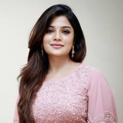 Aathmika : யாரு சாமி இந்த பொண்ணு..? பாக்க ஆத்மிகா போல இருக்காங்களே..!