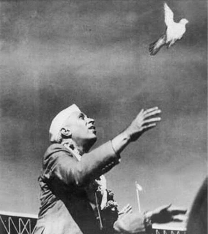 1947 ஆம் ஆண்டு முதல் தன் வாழ்நாளின் இறுதியான 1964 ஆம் ஆண்டு வரை பிரதமராகப் பணியாற்றியவர்.