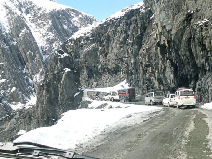 इस रास्ते को सर्दियों में बंद कर दिया जाता है, क्योंकि भारी बर्फबारी के कारण यहां बर्फ की मोटी चादर जम जाती है. जिसकी वजह से इस दौरान लद्दाख में कई सामानों की सप्लाई प्रभावित होती है.