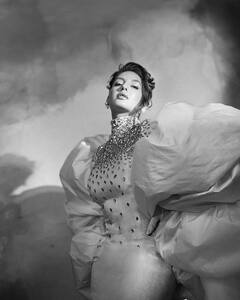 Nora Fatehi Photo: વ્હાઈટ સ્કર્ટ ટોપમાં કર્વી ફીગર ફ્લોન્ટ કરતી જોવા મળી નોરા ફતેહી