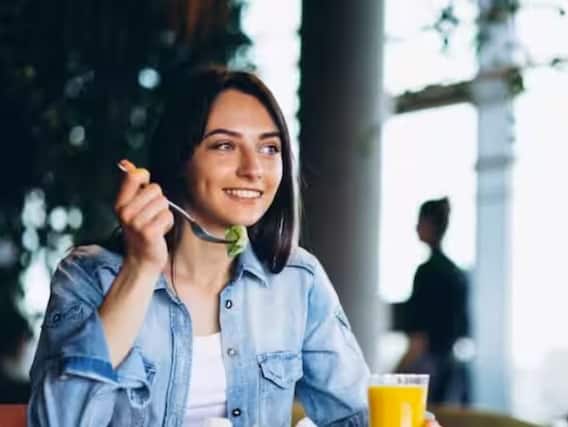 Eating with hands and not with a spoon gives amazing benefits to the body