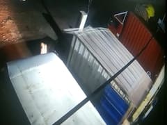 पार्सल लोड करते समय पीछे आई वैन ने कर्मचारी को कुचला, दीवार और गाडी के बीच फंसकर हुई मौत